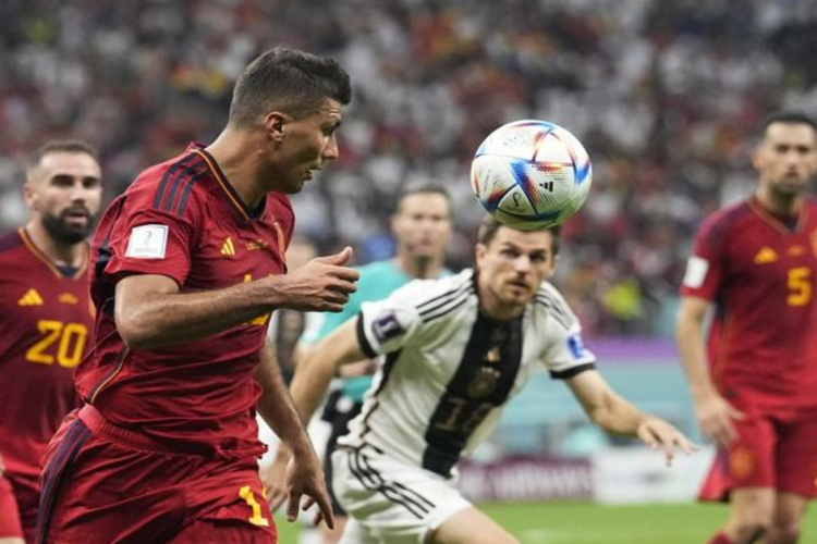 เยอรมนีเก็บความหวังฟุตบอลโลกไว้ได้หลังจากเสมอกับสเปน 1-1